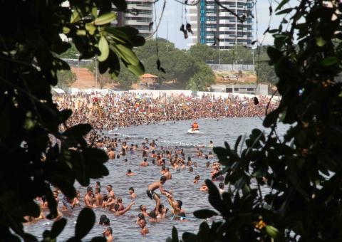 Em domingo de Sol, banhistas lotam a Ponta Negra
